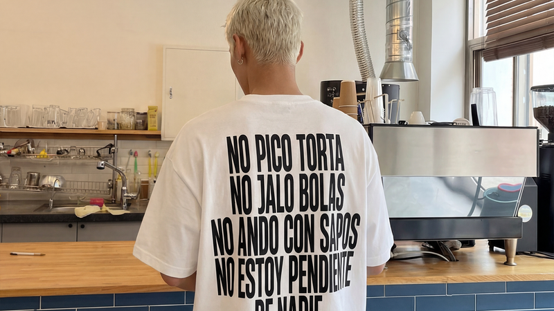 Hombre de espaldas con la camiseta blanca «No Pico Torta» de Caracas Merch