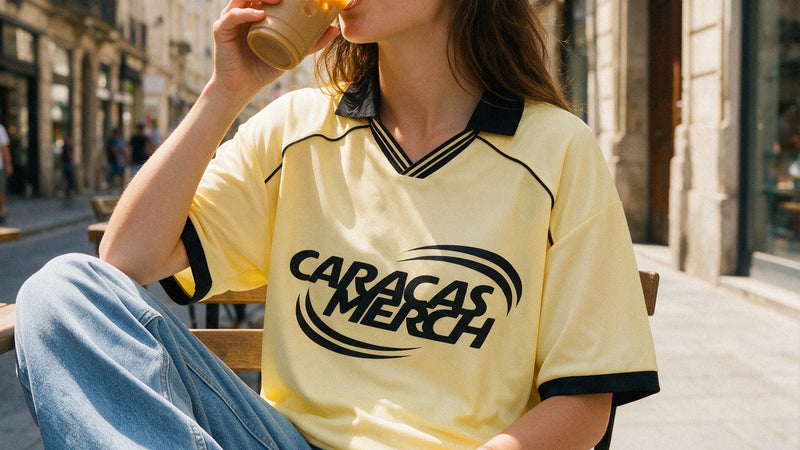 Una modelo llevando la camiseta de fútbol boxy amarilla de Caracas Merch