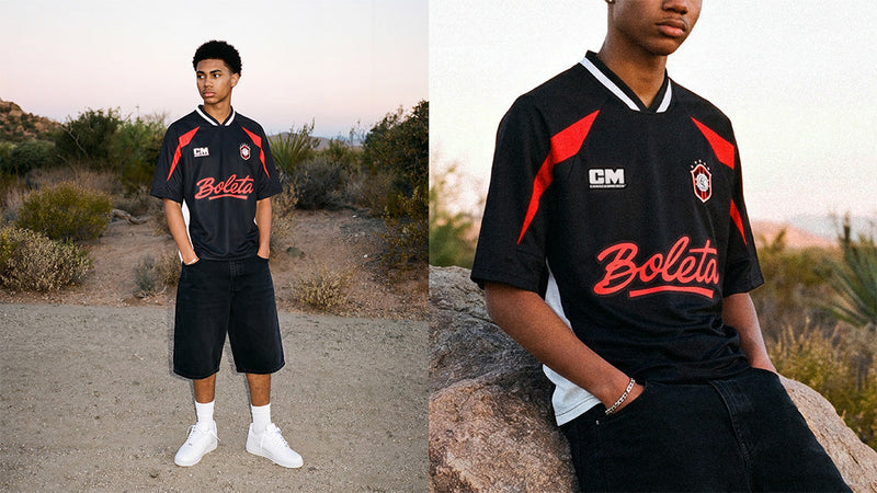 Camiseta de fútbol negra y roja de Caracas Merch llevada como outfit de calle