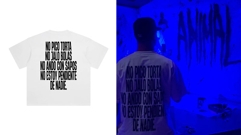 Lil Supa con una camiseta de Caracas Merch bajo luz azul