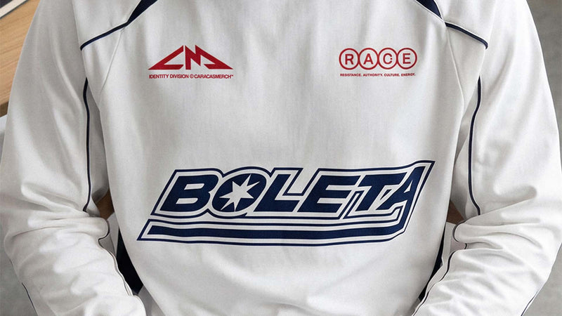 Sudadera blanca de Caracas Merch con el gráfico «Boleta» estilo racing