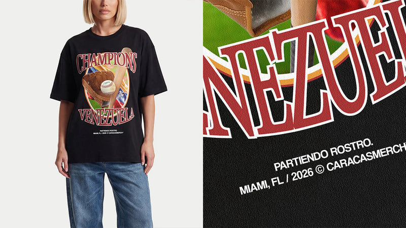 Camiseta «Venezuela Baseball Champions» de Caracas Merch y detalle del estampado del título de 2026