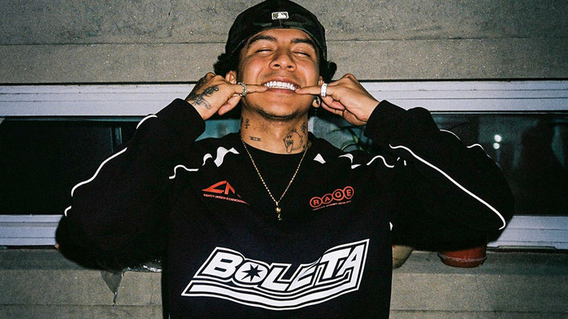 Big Soto con la camiseta de manga larga negra «Boleta» de Caracas Merch