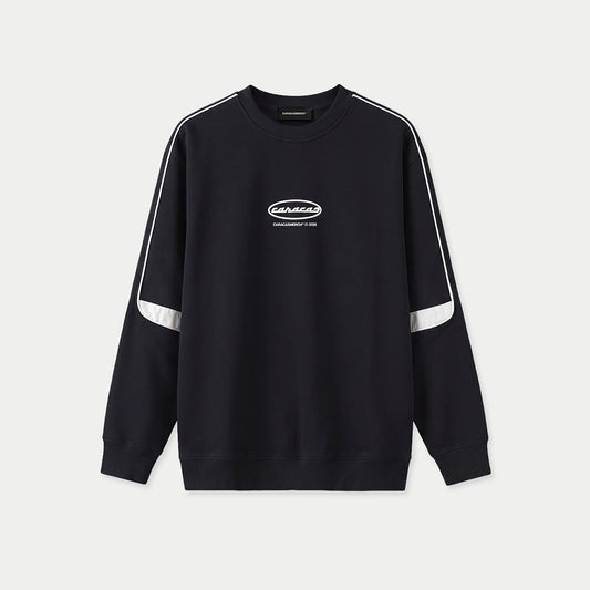 Sudadera oversized negra, vista frontal plana, con el óvalo blanco «Caracas» de Caracas Merch pequeño en el pecho y franjas blancas en las mangas