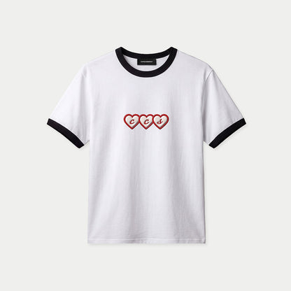 Slim-Fit-T-Shirt „CCS Hearts“ von Caracas Merch in Weiß, Vorderansicht, flach liegend, mit drei Herzen, die die Buchstaben CCS bilden