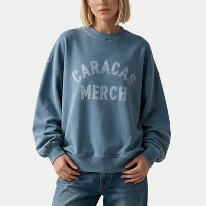 Weibliches Model im blauen Oversized Vintage-Wash-Crewneck von Caracas Merch, Vorderansicht