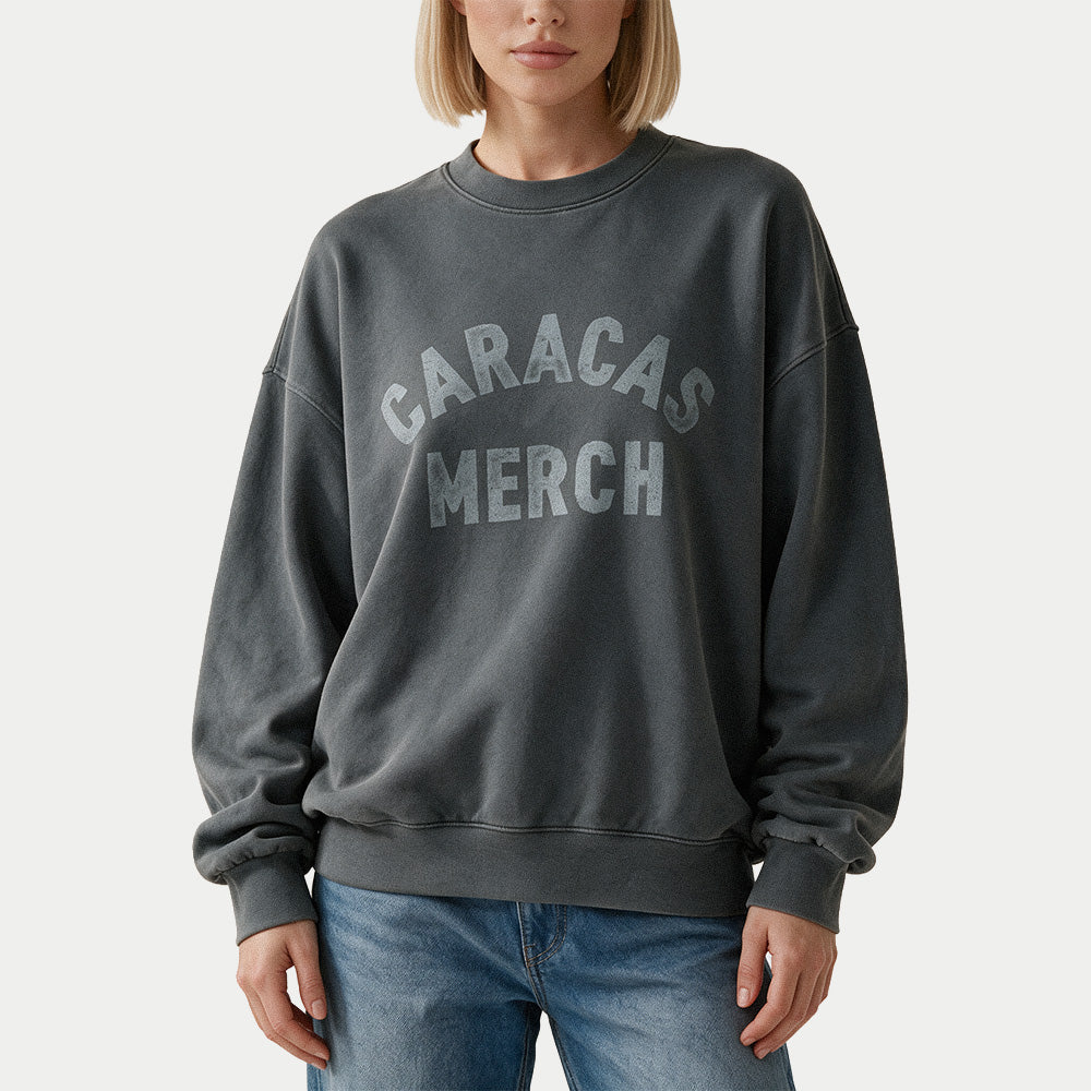 Weibliches Model im grauen Oversized Vintage-Wash-Crewneck von Caracas Merch, Vorderansicht