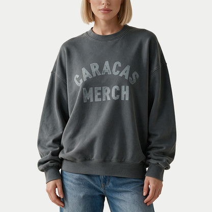Weibliches Model im grauen Oversized Vintage-Wash-Crewneck von Caracas Merch, Vorderansicht