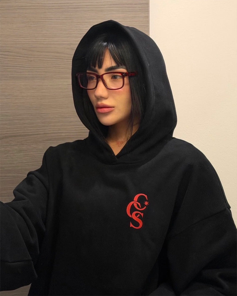 Nicole Amado, Influencer de moda, usando Caracas Merch