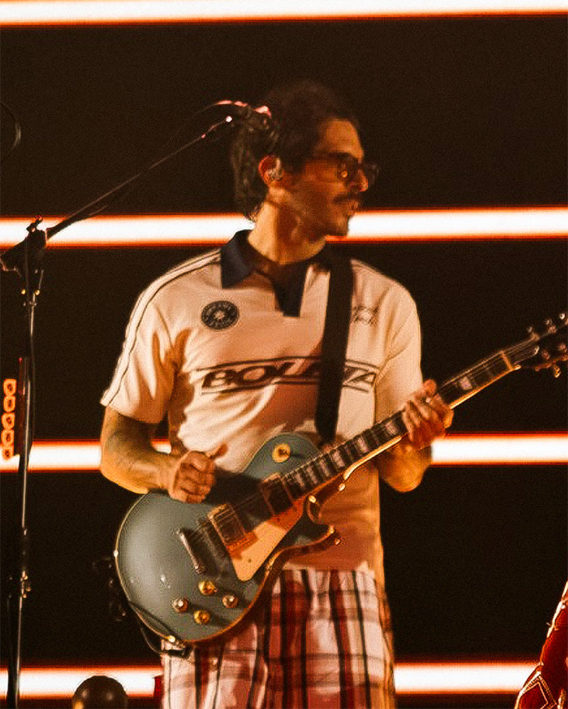 Abeja, Guitarrista de Rawayana, usando Caracas Merch