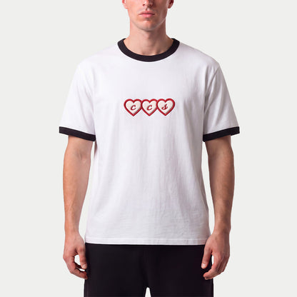 Model trägt das Slim-Fit-T-Shirt „CCS Hearts“ von Caracas Merch in Weiß