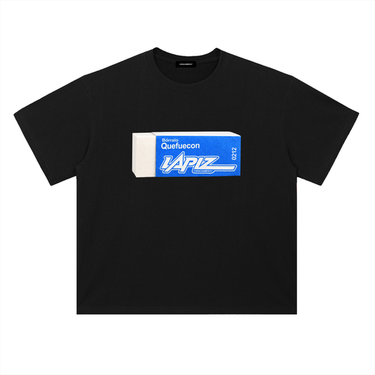 Black oversized t-shirt front view with eraser graphic and “Bórralo que fue con lápiz” text in blue label style – Caracas Merch