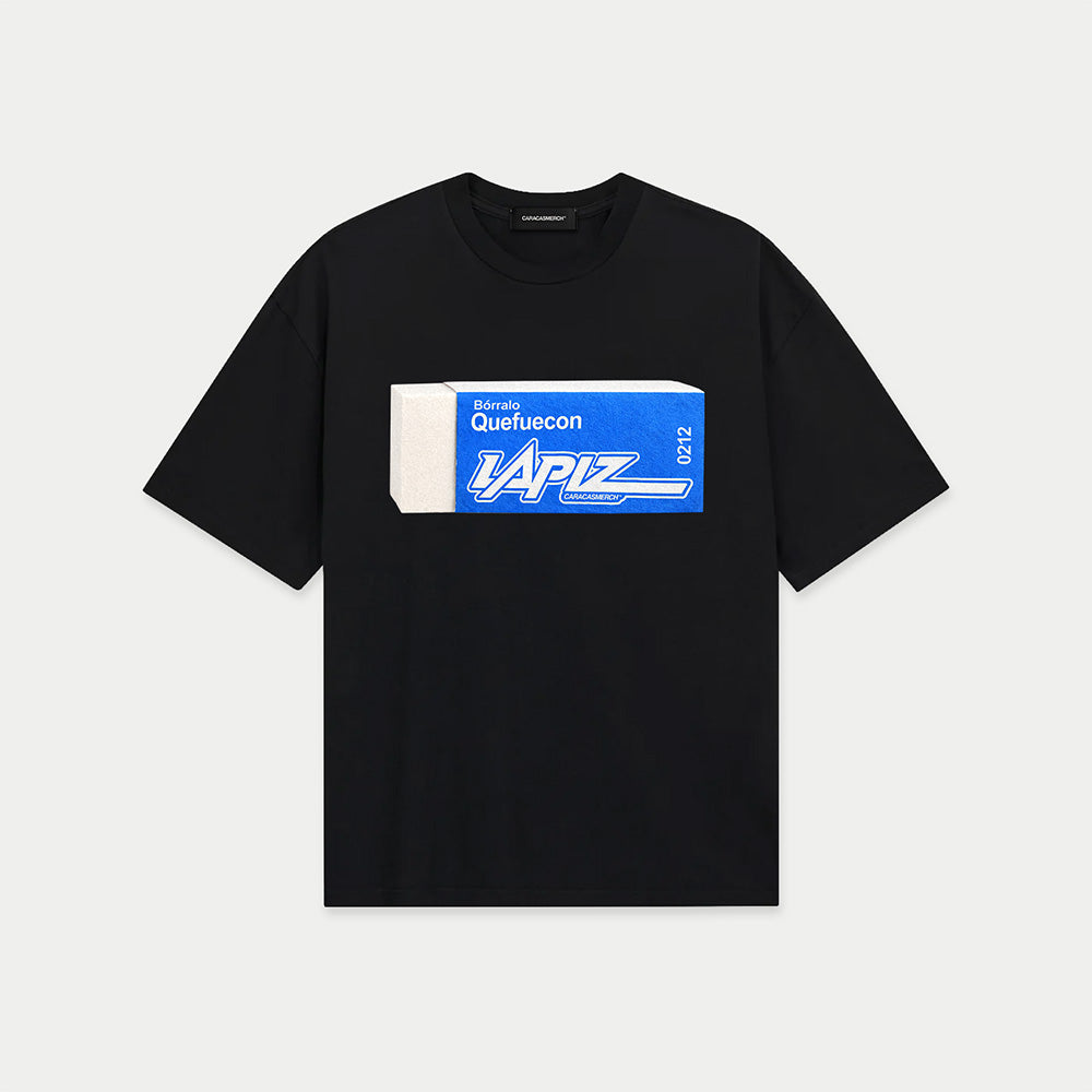 Black oversized t-shirt front view with eraser graphic and “Bórralo que fue con lápiz” text in blue label style – Caracas Merch