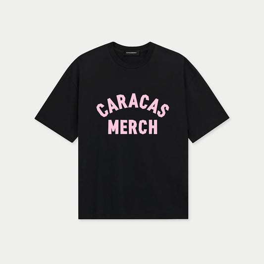 Camiseta oversized negra Caracas Merch con logo arqueado en rosa al frente, vista frontal