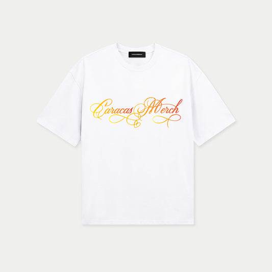Oversized-T-Shirt „Caracas Merch Summer Script“ in Weiß, Vorderansicht, flach liegend, mit Logo im Farbverlauf von Gelb zu Rot