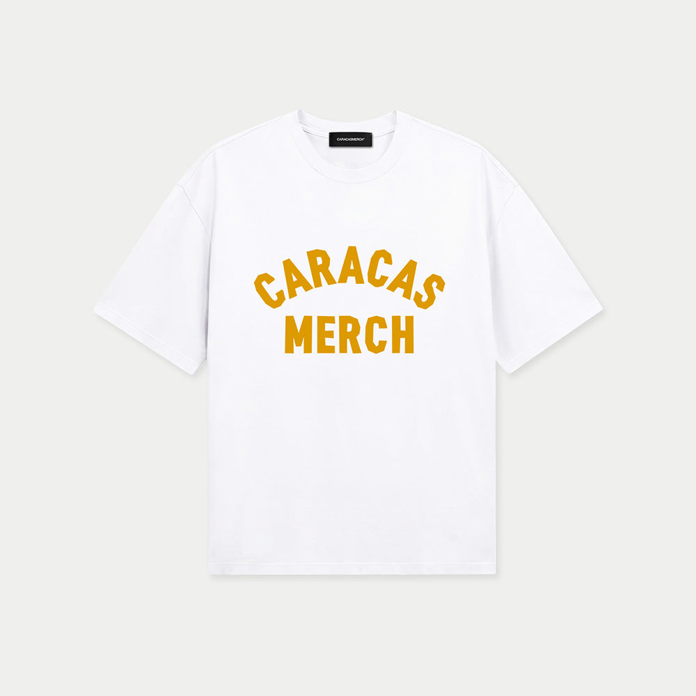 Camiseta oversized blanca Caracas Merch con logo arqueado en naranja al frente, vista frontal