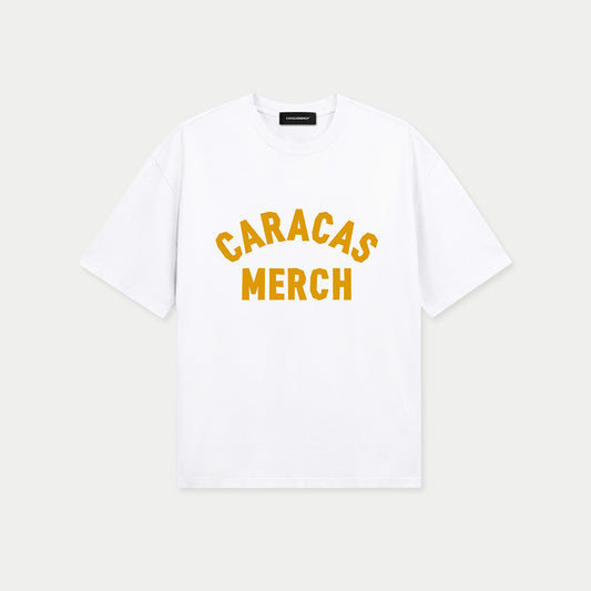 Camiseta oversized blanca Caracas Merch con logo arqueado en naranja al frente, vista frontal