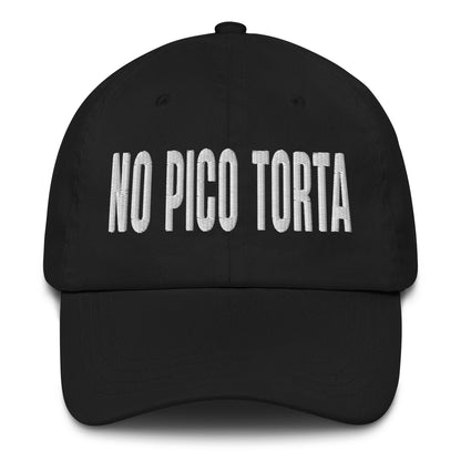 Gorra "No Pico Torta" de sarga de algodón con diseño sin estructura, 6 paneles, corona baja y cierre ajustable con hebilla envejecida. Estilo casual y único inspirado en la cultura venezolana.