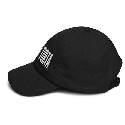 Gorra "No Pico Torta" de sarga de algodón con diseño sin estructura, 6 paneles, corona baja y cierre ajustable con hebilla envejecida. Estilo casual y único inspirado en la cultura venezolana.