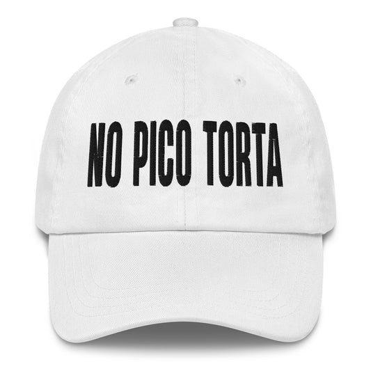 Gorra "No Pico Torta" de sarga de algodón con diseño sin estructura, 6 paneles, corona baja y cierre ajustable con hebilla envejecida. Estilo casual y único inspirado en la cultura venezolana.