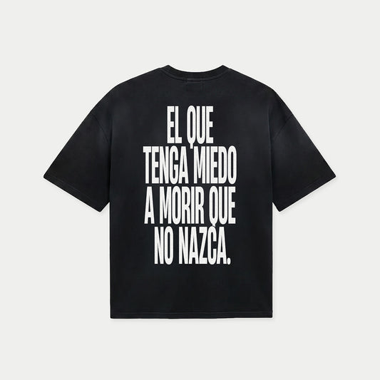 Black oversized t-shirt with El que tenga miedo a morir que no nazca Spanish statement print