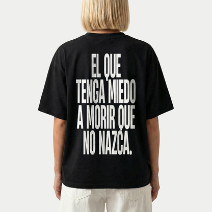 Model wearing black El que tenga miedo a morir que no nazca oversized t-shirt with bold back print