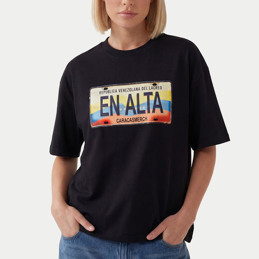 Female using en alta black tee from caracas merch