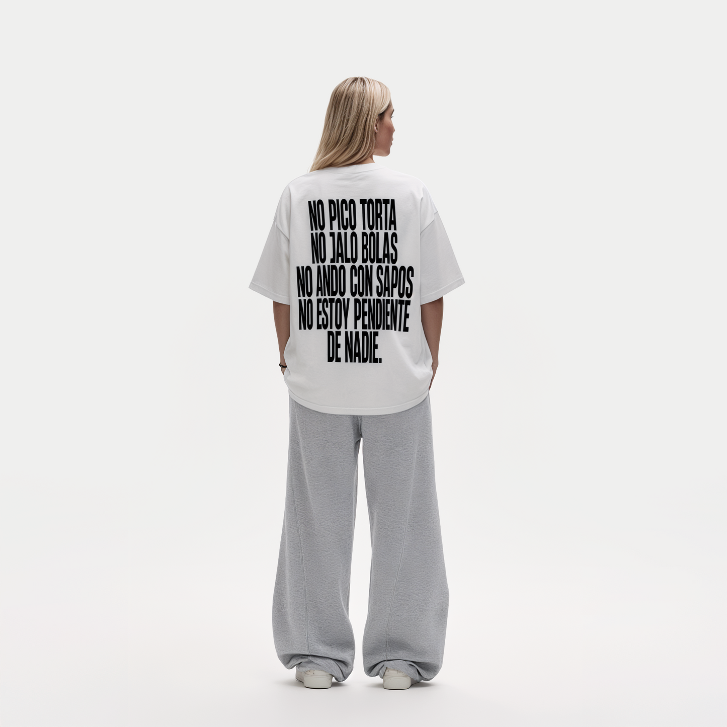 Female model wearing no pico torta no jalo bolas white graphic t-shirt