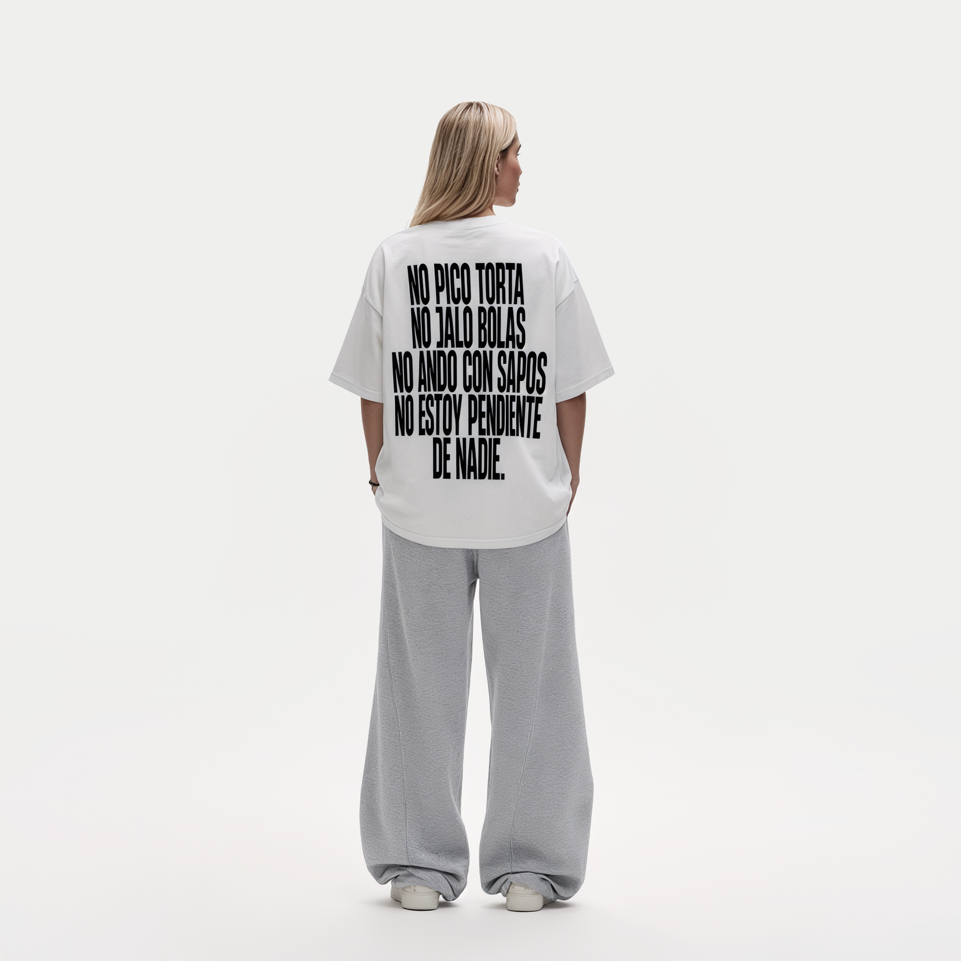 Female model wearing no pico torta no jalo bolas white graphic t-shirt