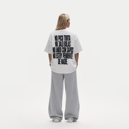 Female model wearing no pico torta no jalo bolas white graphic t-shirt