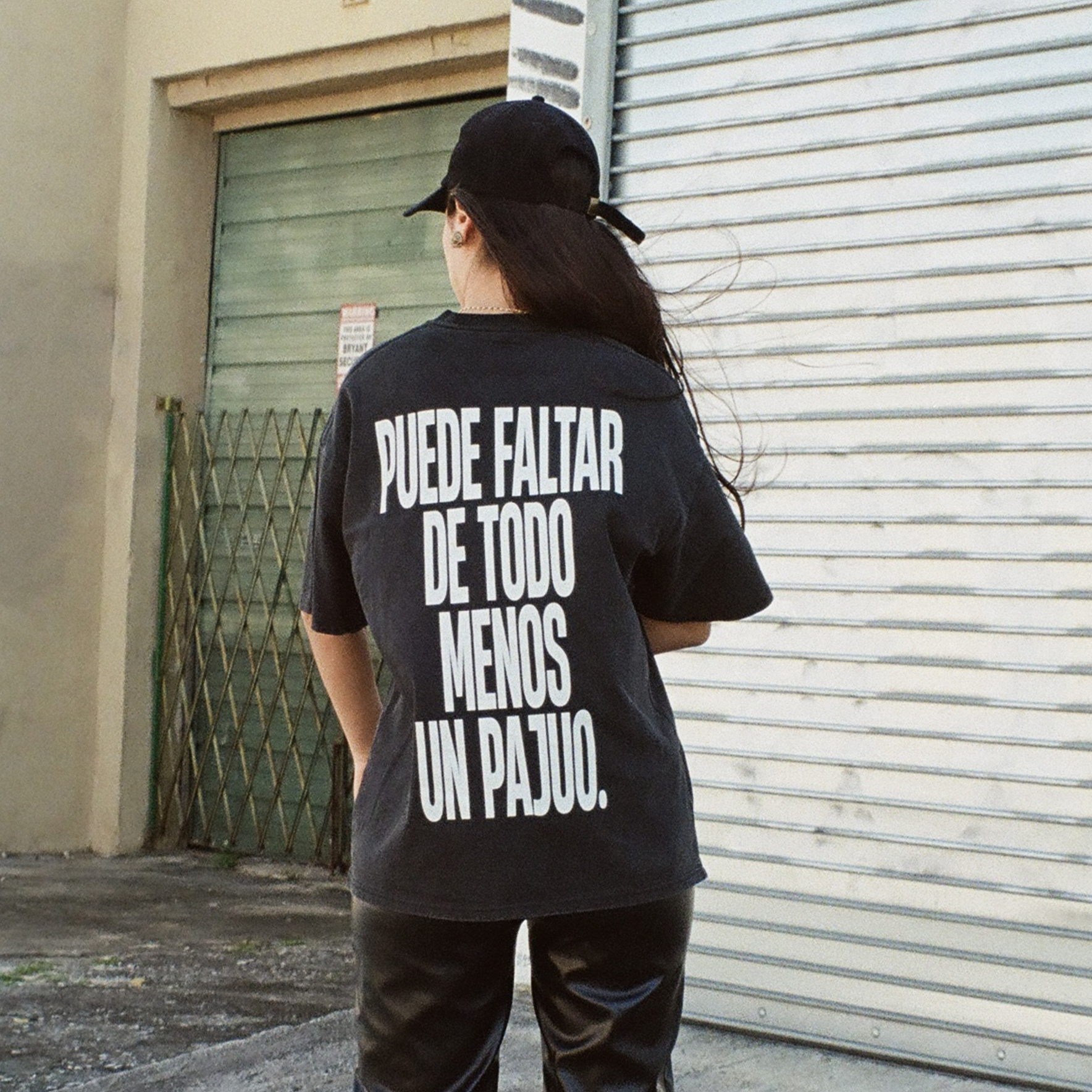 Female model wearing puede faltar de todo menos un pajuo black tee lifestyle shot