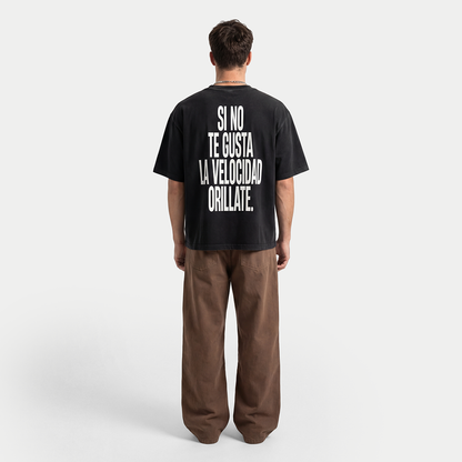 full body of model wearing si no te gusta la velocidad orillate black tee