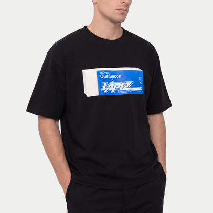 Model wearing black oversized t-shirt front view with eraser graphic and “Bórralo que fue con lápiz” text in blue label style – Caracas Merch