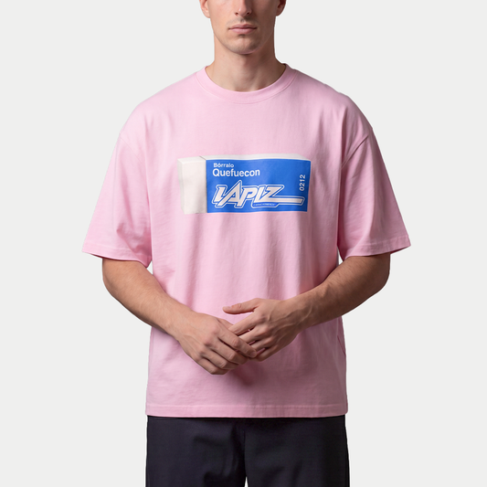Model wearing pink oversized t-shirt front view with eraser graphic and “Bórralo que fue con lápiz” text in blue label style – Caracas Merch