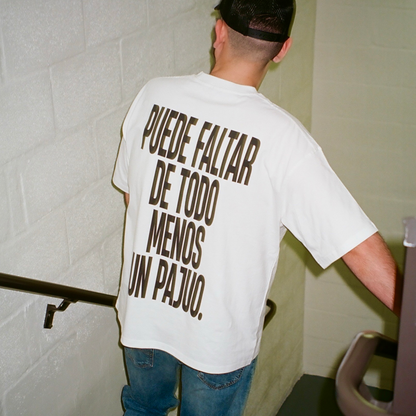 Male model wearing puede faltar de todo menos un pajuo white tee