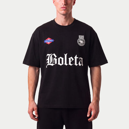 Caracas Merchの「Metro Boleta」ブラックTシャツを着用したモデル