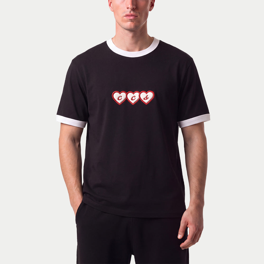 Caracas Merchの「CCS Hearts」ブラックスリムTシャツを着用したモデル