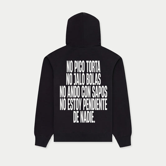 Black hoodie with Venezuelan phrase “No pico torta no jalo bolas” printed on back