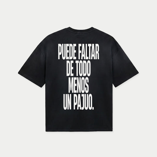 Back view of puede faltar de todo menos un pajuo black graphic t-shirt