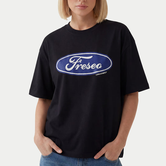 Female model using freseo tee from caracas merch
